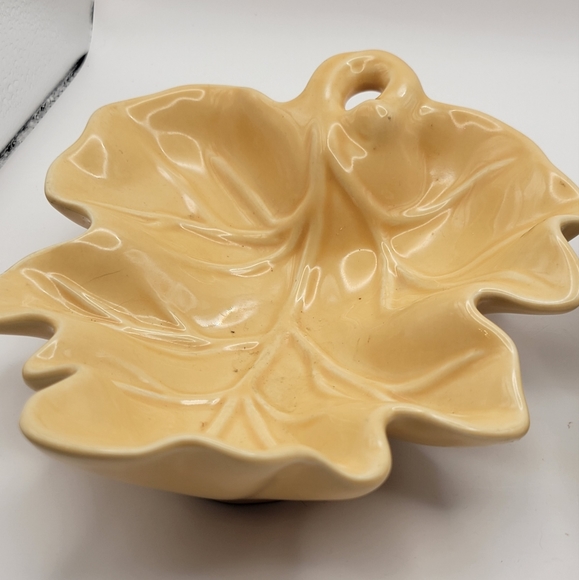 Vintage LEAF Shaped Ceramic Bowls. - Picture 2 of 8
